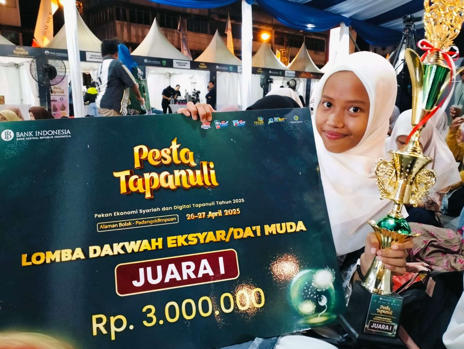 Siswi MAN Sibolga Atas Nam Suci Amelia Hutasoit mendapatkan Juara 1 dalam Lomba Dakwah Eksyar/Da'i Muda