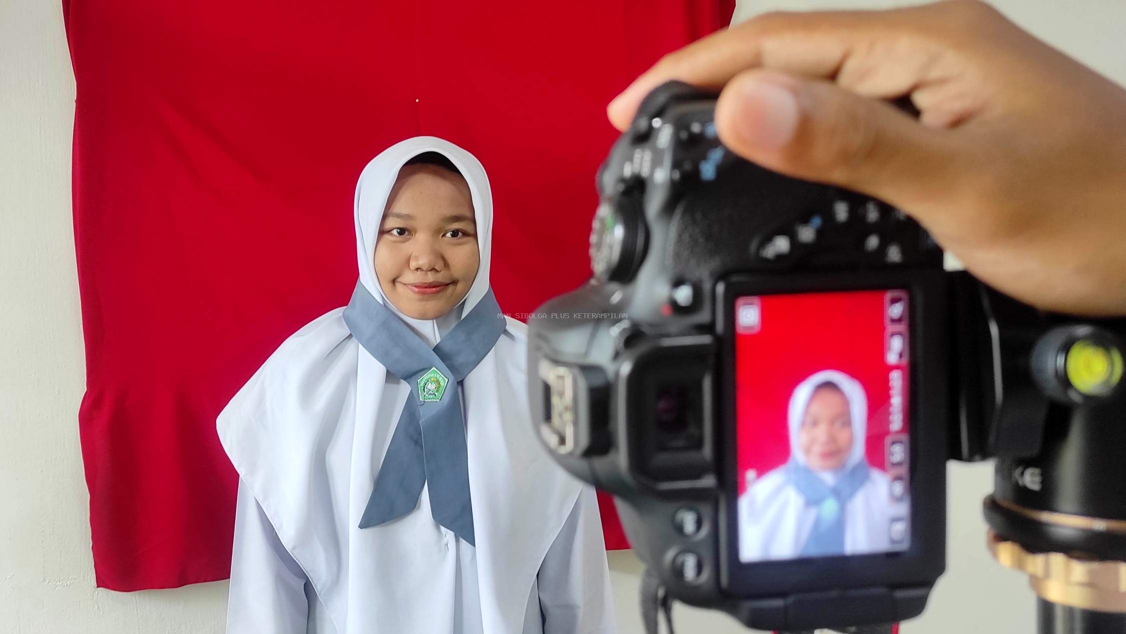Sukseskan Pendaftaran PTN, MAN Sibolga Optimalkan Sesi Foto Kelas XII