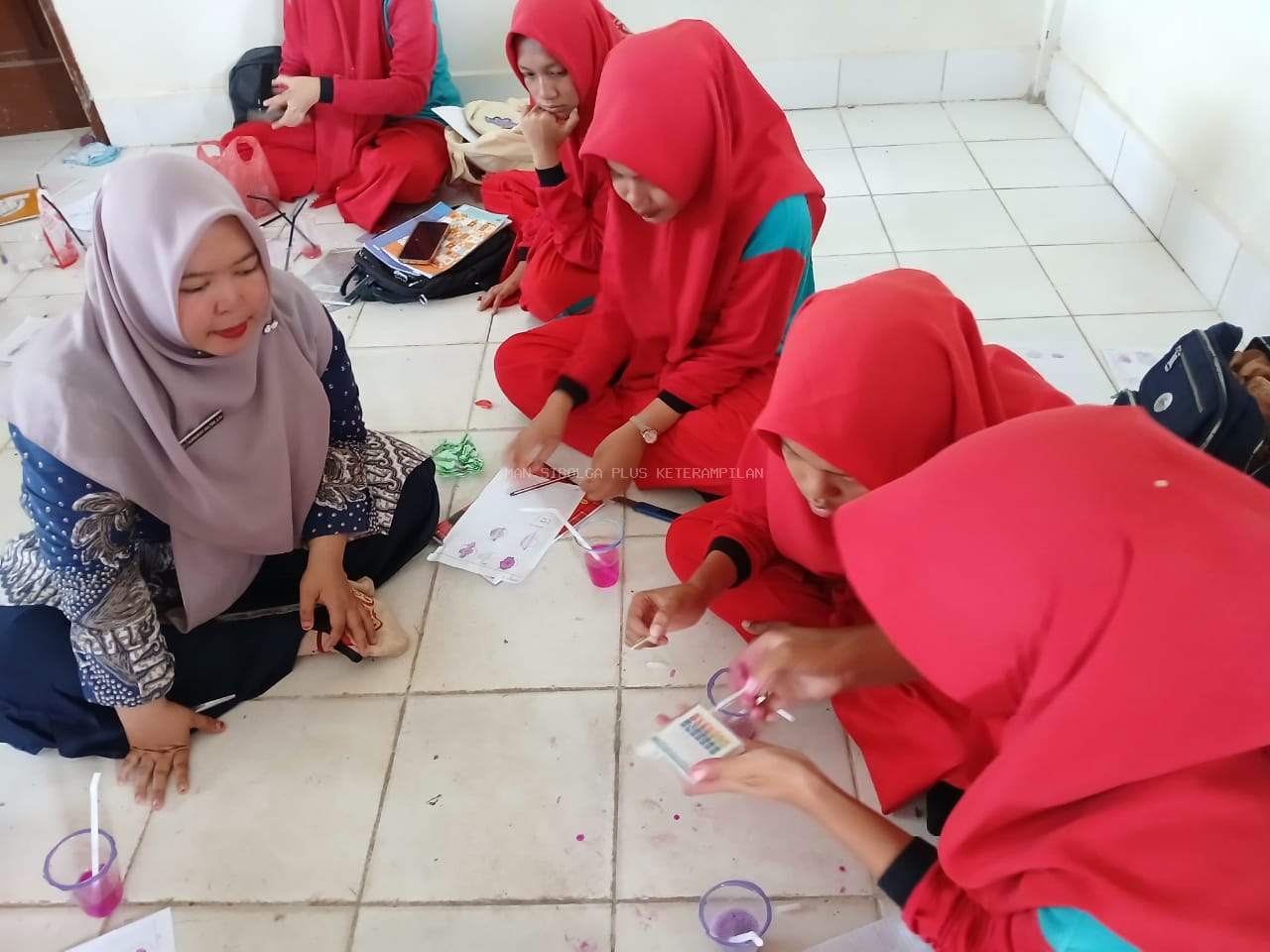 Uji pH dengan Indikator Alami, Siswa MAN Sibolga Belajar Sains Lebih Seru