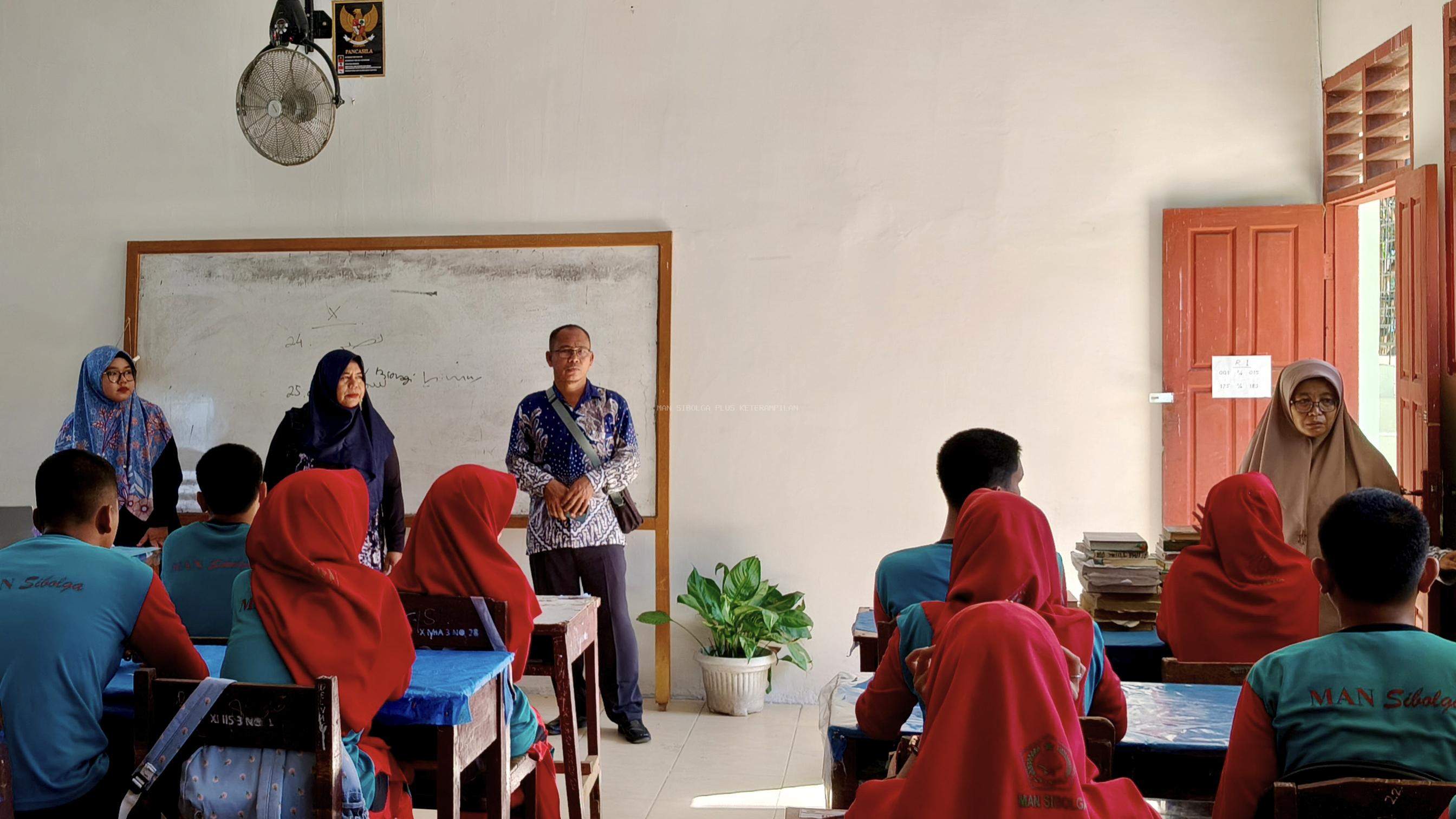 Pengawas Madrasah Monitoring Pelaksanaa Sumatif Akihir Semester di MAN Sibolga
