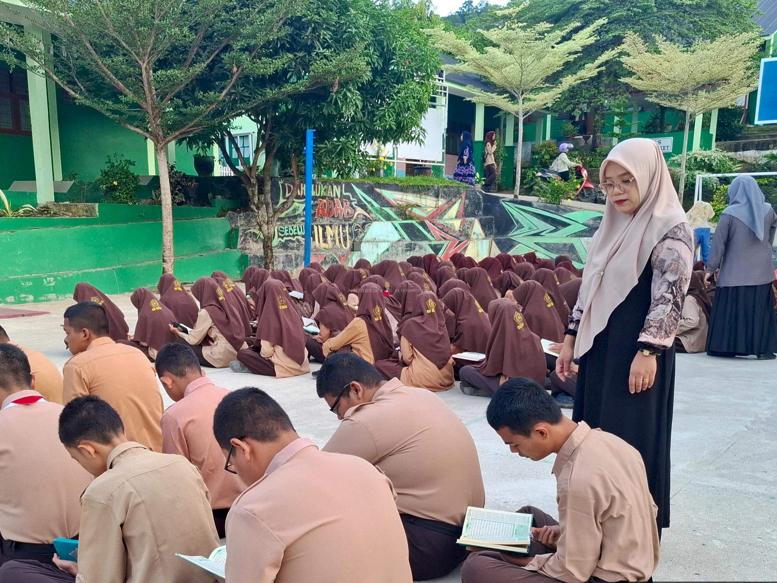 Surah Al-Kahfi Iringi Jum'at Pagi di MAN Sibolga