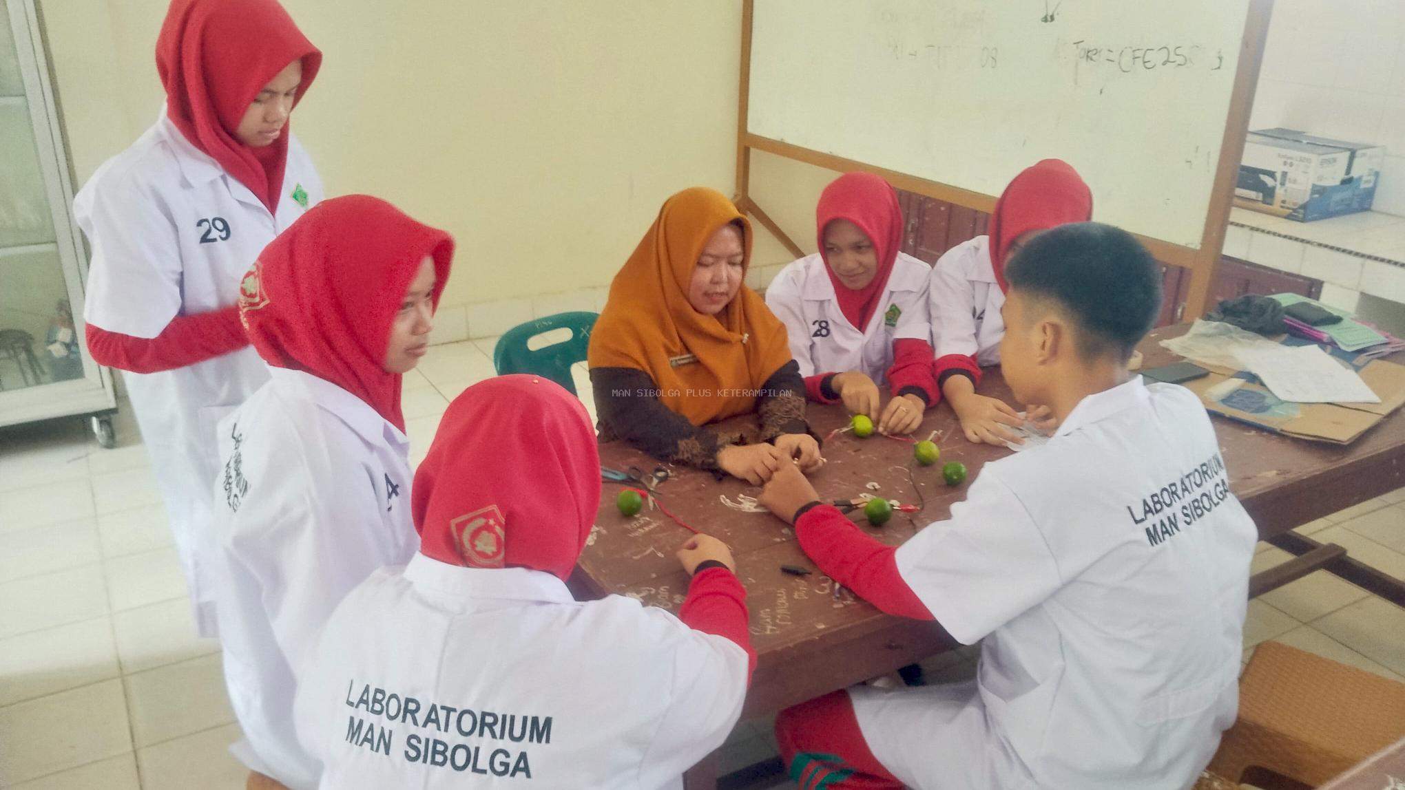Sains Menyenangkan di Laboratorium di MAN Sibolga