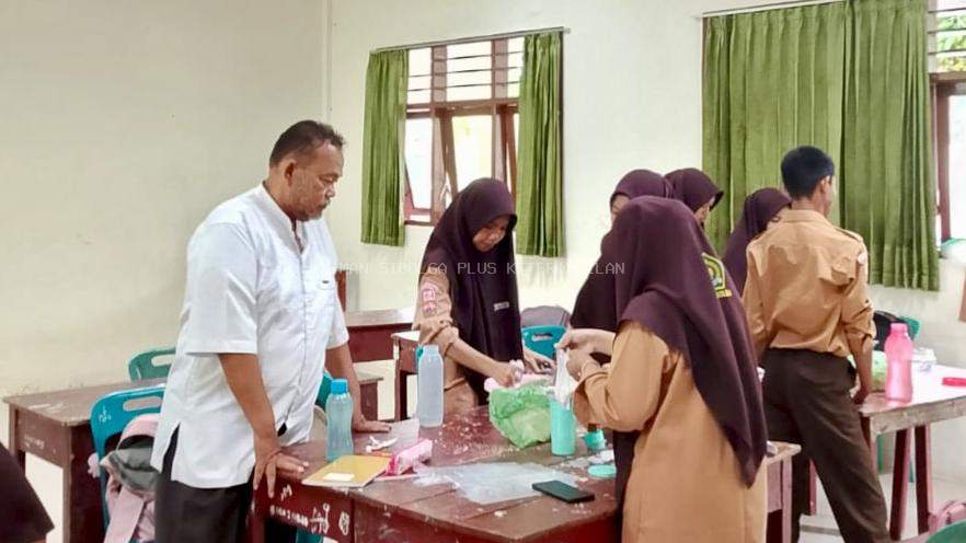 Siswa MAN Sibolga Praktik Olah Kelapa Jadi VCO