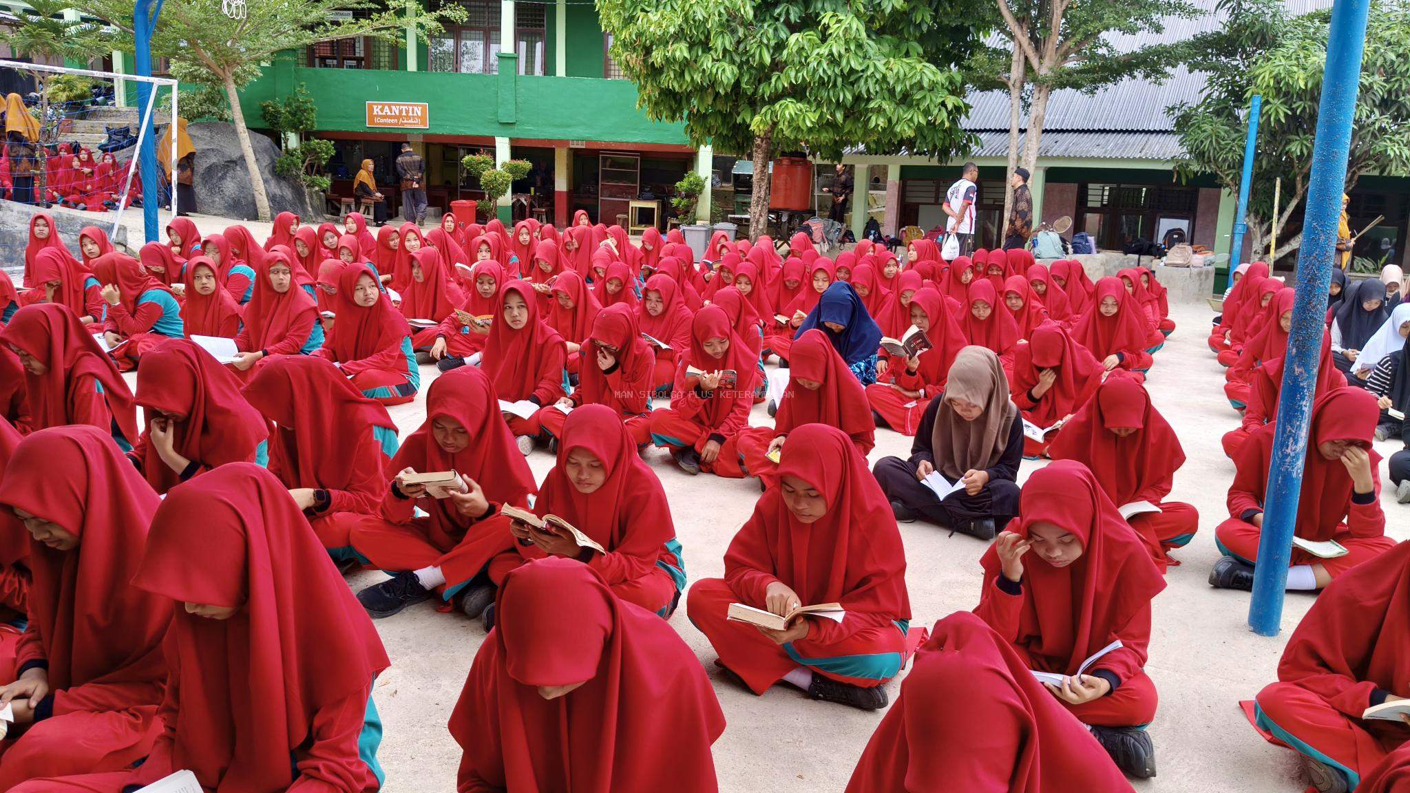 MAN Sibolga Gelar Kegiatan Literasi di Halaman Madrasah