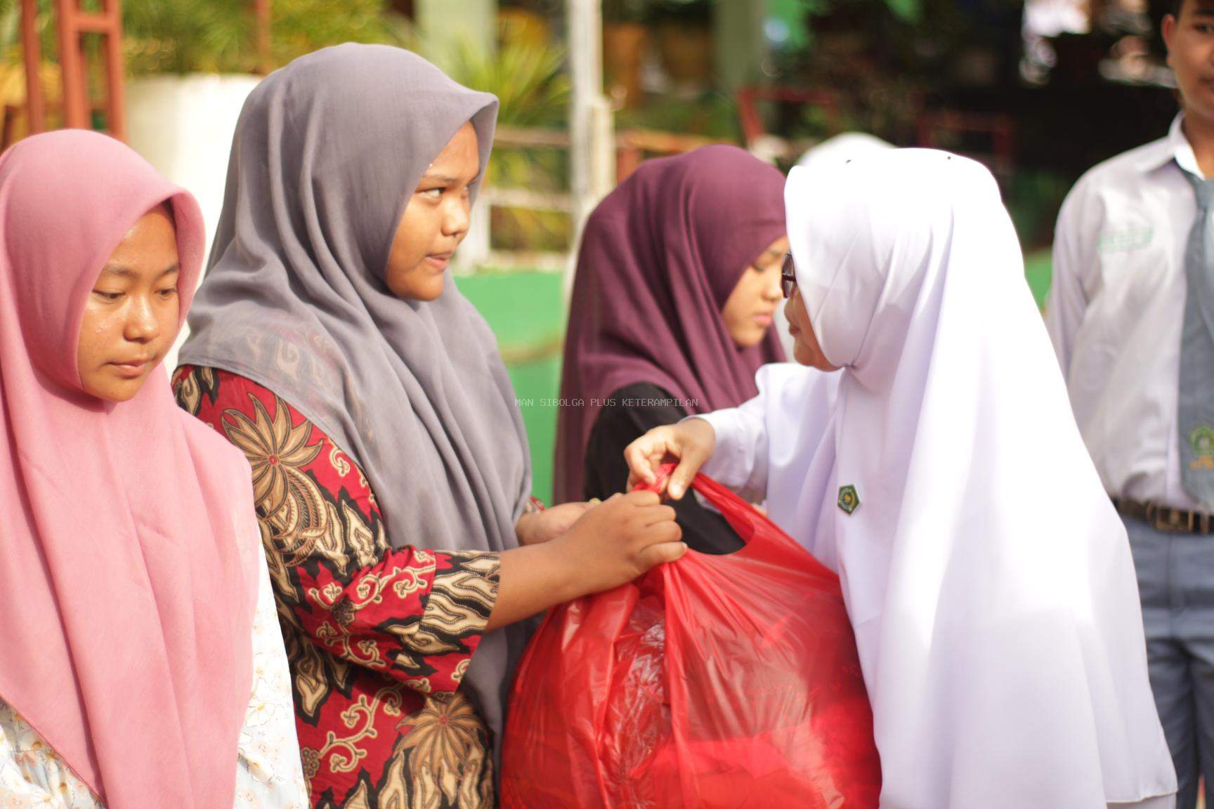 MAN Sibolga Salurkan Bantuan bagi Siswa Terdampak Bencana Sibolga Tapanuli Tengah