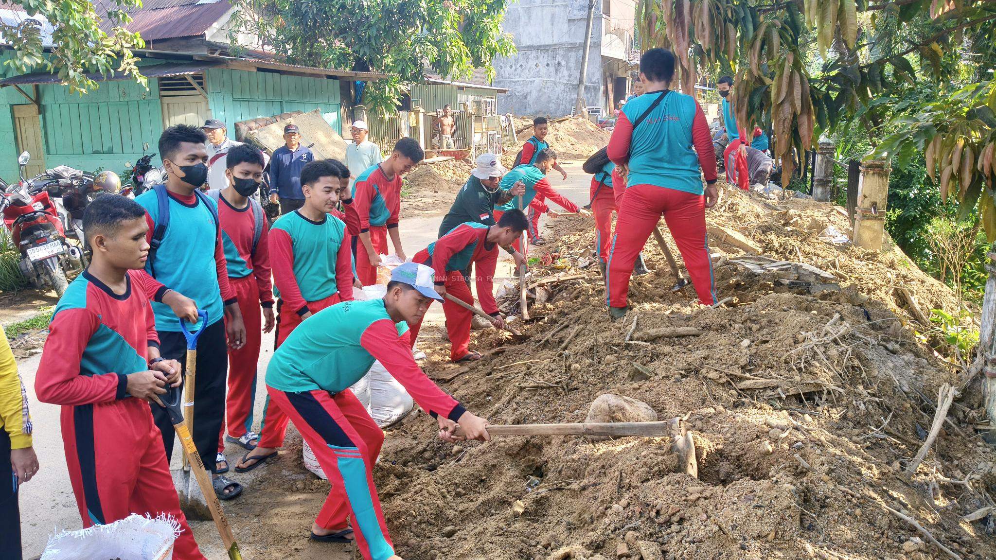 MAN Sibolga Ambil Bagian dalam Gerakan Kemenag Berdampak Bakti Sosial Pascabanjir