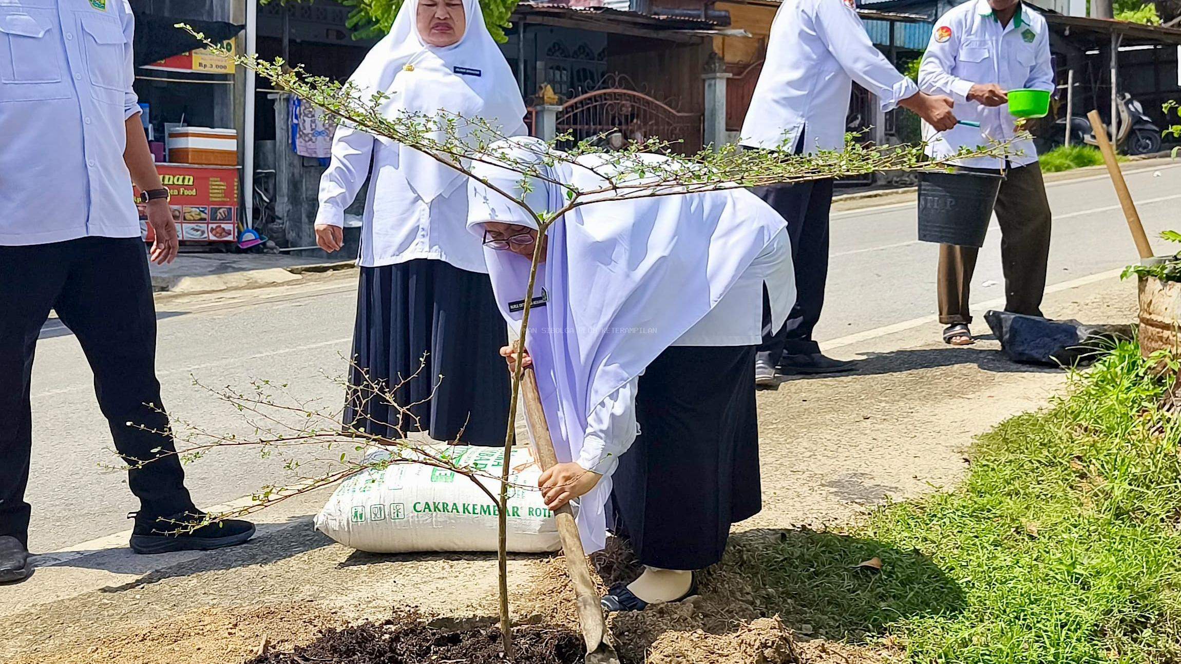 MAN Sibolga Laksanakan Gerakan Kemenag Asri dengan Penanaman Pohon Berkelanjutan