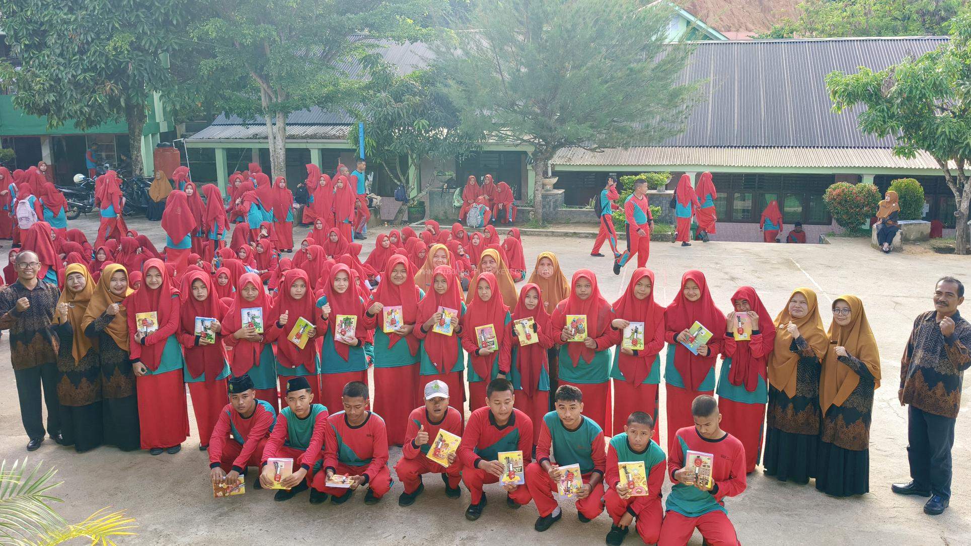 MAN Sibolga Salurkan Bantuan Perlengkapan Belajar untuk Siswa